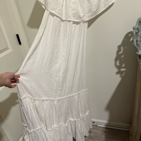 Elegant White Off-Shoulder Maxi Dress - Picture 10 of 10